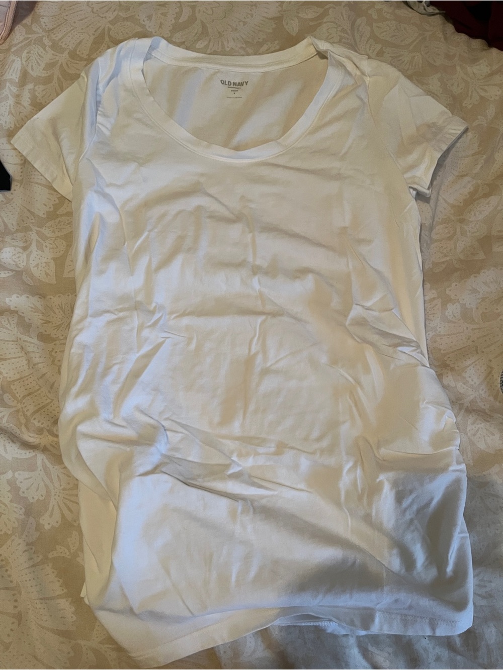 Old Navy White Maternity Short Sleeve Scoop Neck Tee